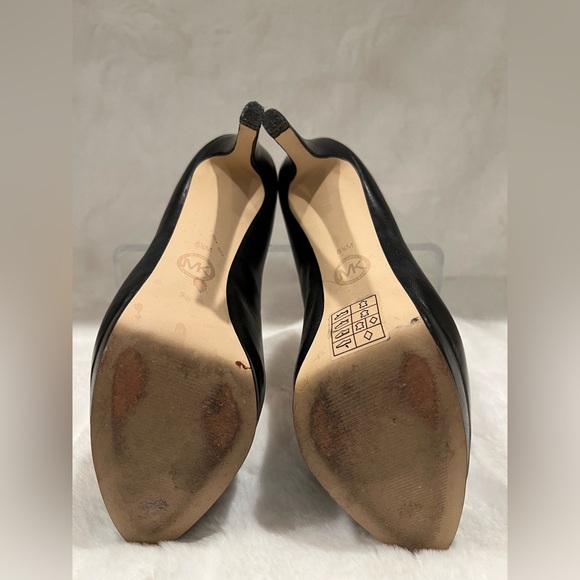 Michael kors black leather 4 1/2 “heel shoes with inside wedge in front - Picture 4 of 4